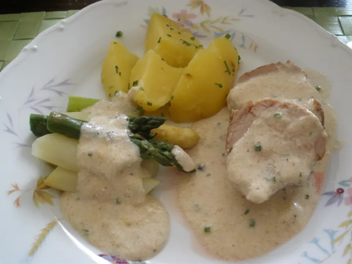 Medaillons pikant gebraten mit Spargel