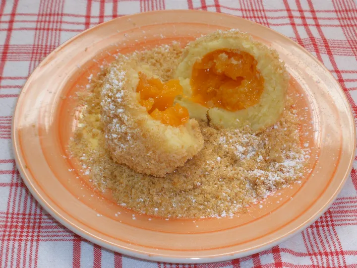 Marillenknödel aus Topfen-Grießteig