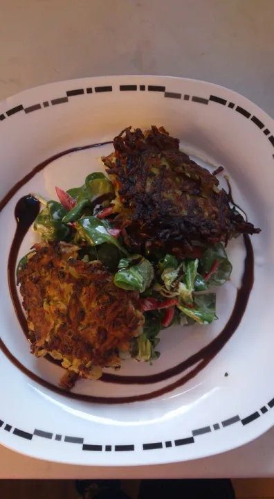 Zucchini Rösti auf Vogerlsalat