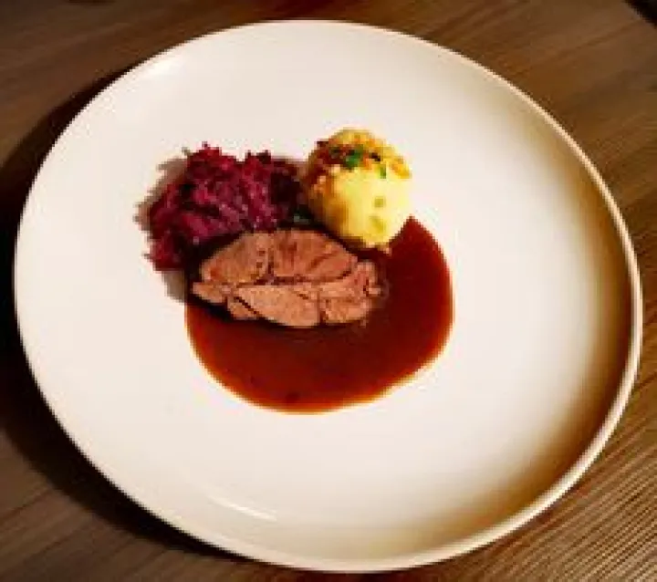 Wildschweinbraten mit Apfelrotkraut und Erdäpfelknödeln