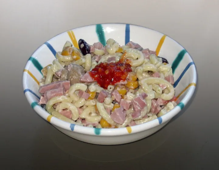 Nudelsalat mit Putenschinken