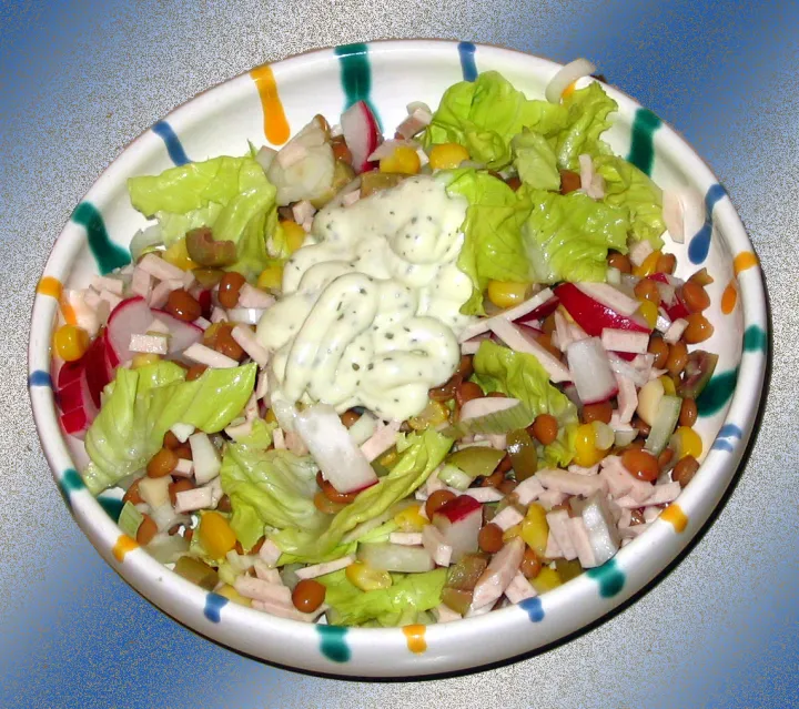 Frühlingssalat mit Hühnchenwurst