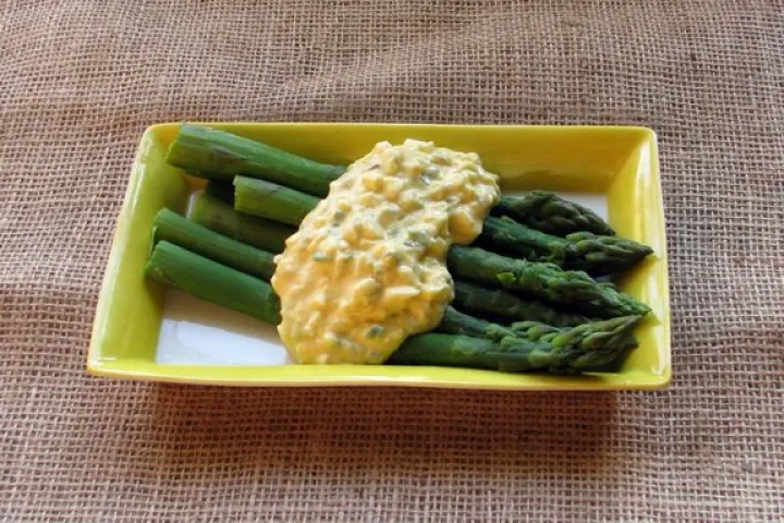 Grünspargel mit Eier-Kräuter-Sosse