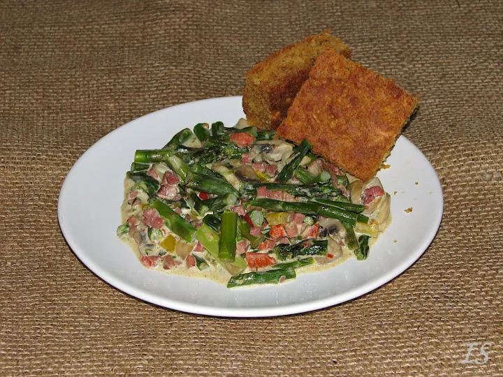 Wok-Spargel mit Cornbread