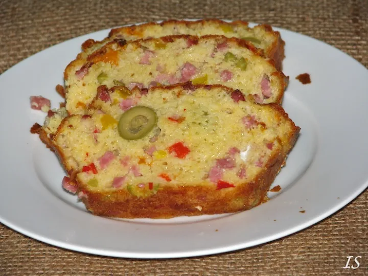 Cake mit Schinken und Oliven