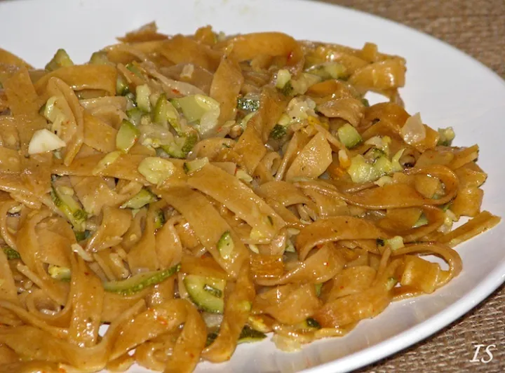 Chilispaghetti mit Zucchini