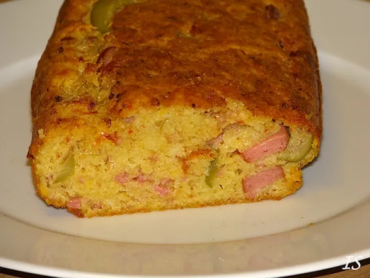 Cake mit Frankfurter und Oliven
