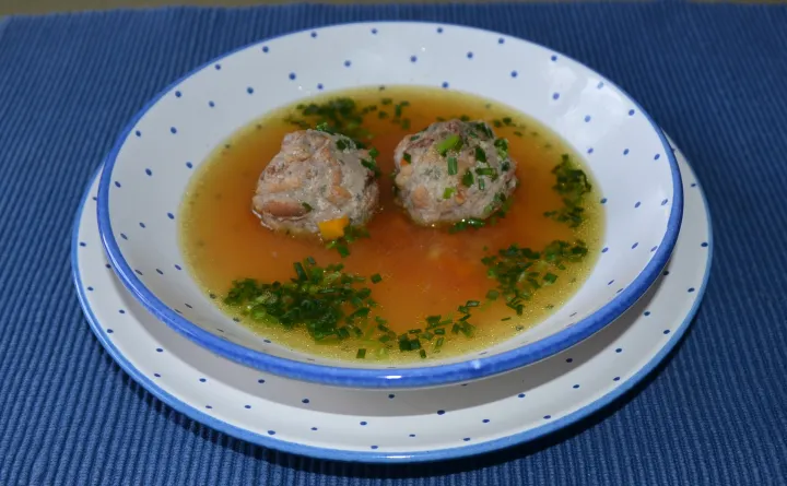 Suppe mit Grammelknöderln