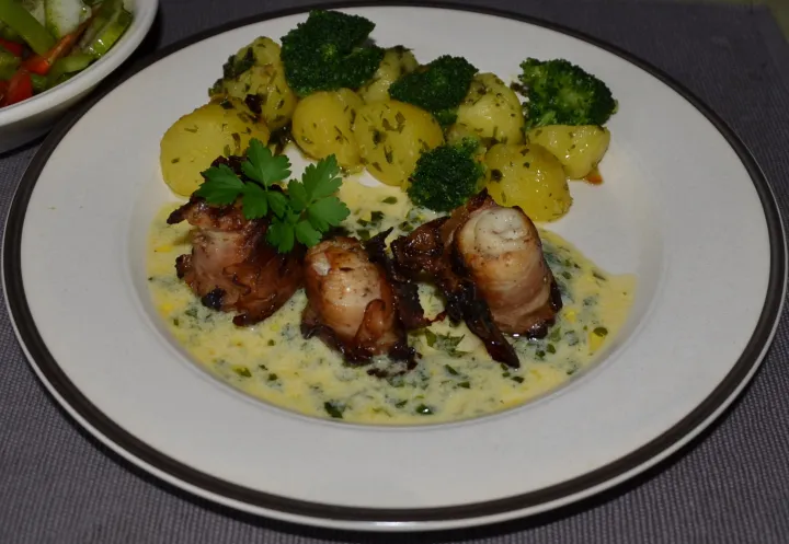 Fischrouladen im knusprigen Speckmantel