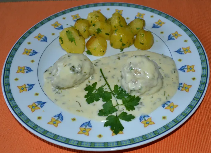 gekochte Fleischblällchen in Petersilsoße