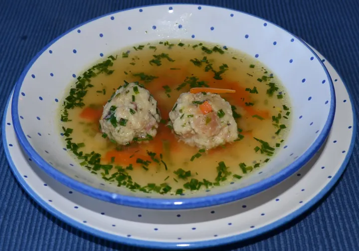 Speckknöderl-Suppe