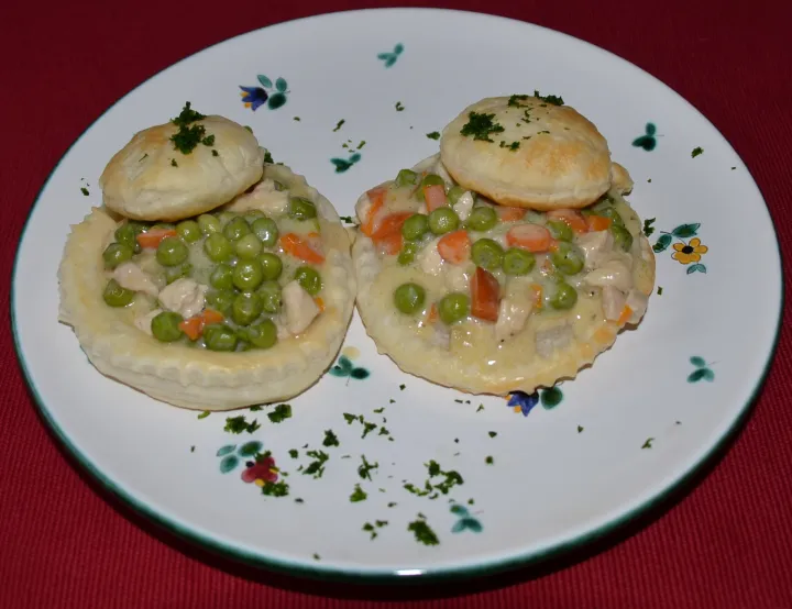 Eingemachtes Huhn im Blätterteigschüsserl