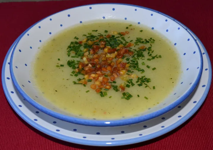 Kartoffelcremesuppe mit gerösteten Kartoffelwürferl