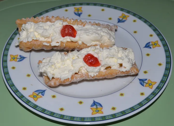 Spagatkrapfen als Dessert 