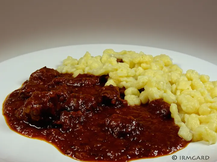 Rindsgulasch mit Spätzle