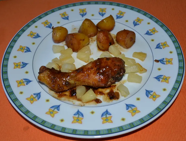 Hendlunterkeulen mit Ananas