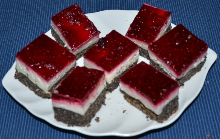 Mohn-Topfen-Schnitten mit Himbeerspiegel