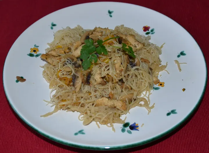 Glasnudelpfanne mit Huhn