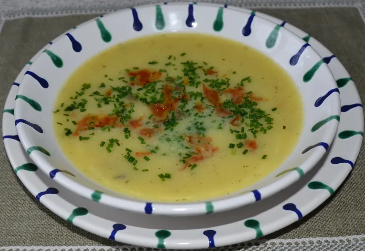 Kartoffelsuppe mit geröstenen Schinkenstreifen