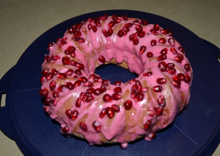 Buttermilchgugelhupf mit Granatapfelglasur