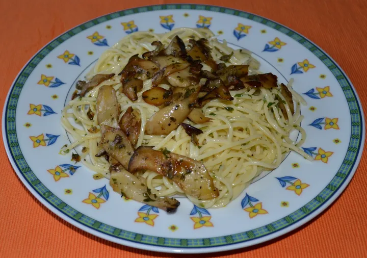 Spaghetti mit gebratenen Kräutersaiblingen