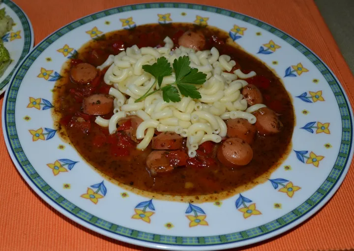 Würstel-Paprika-Gulasch