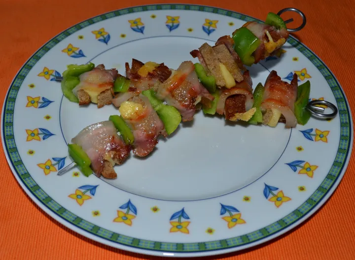Brotspieße mit Speck