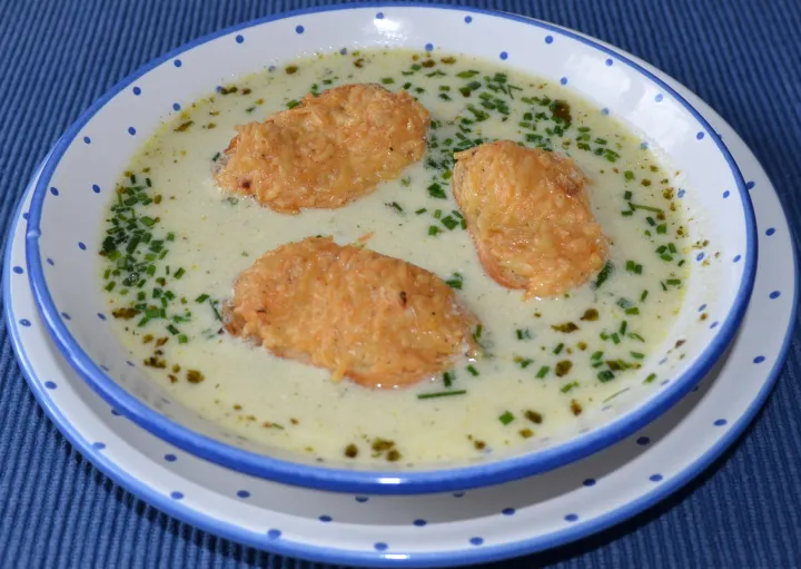 Rahmsuppe mit Käsekrusteln