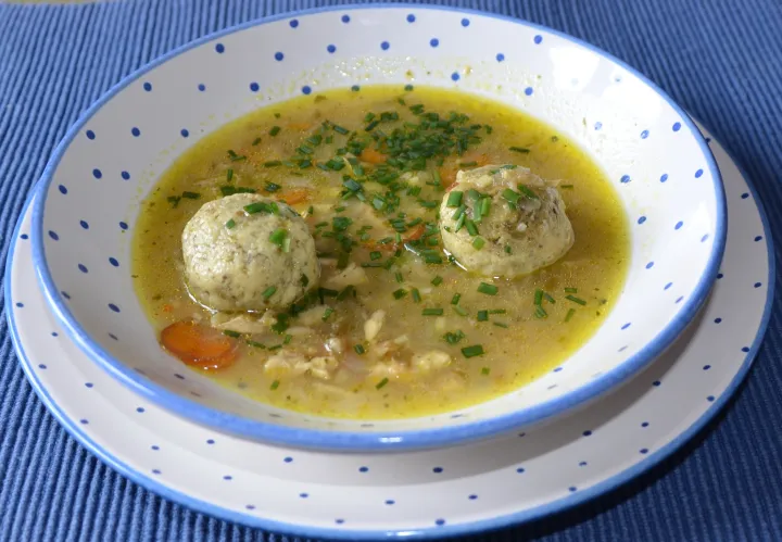 Hendlsuppe mit Majoranknödeln