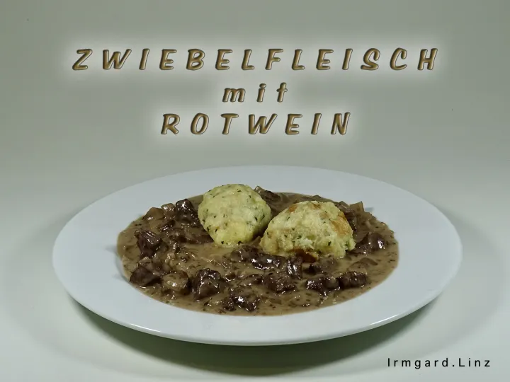 Zwiebelfleisch mit Rotwein