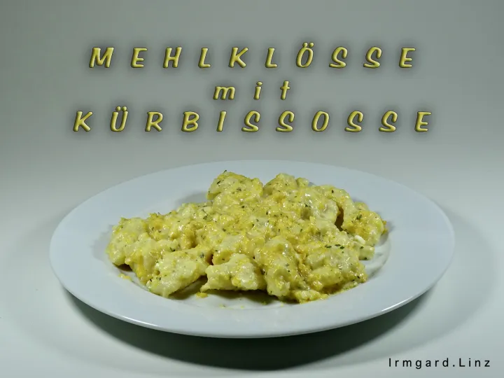 Mehlklösse in Kürbissosse