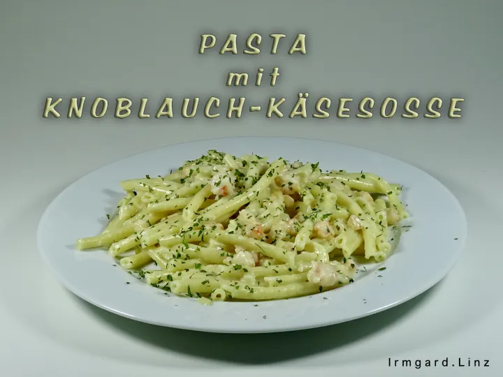 Pasta mit Knoblauch-Käse-Sosse