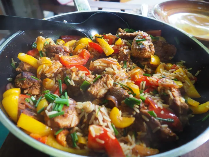 Hähnchen-Paprika-Reispfanne