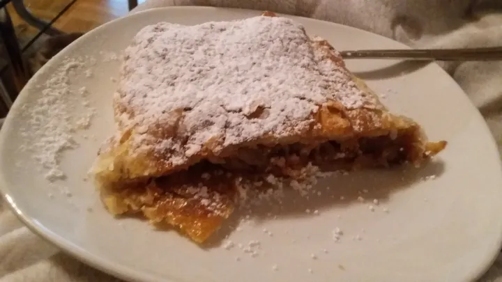 Omis Apfeltopfenstrudel