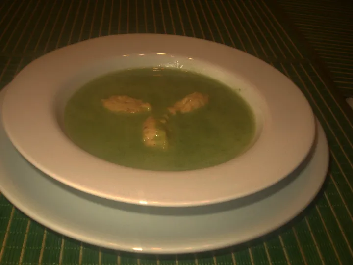 Bärlauchsuppe mit Käsenockerln