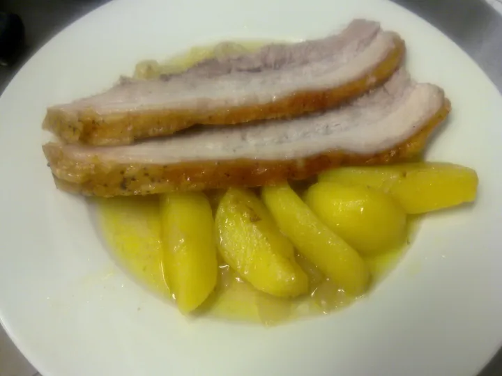 Bauchfleisch auf Zwiebelbett