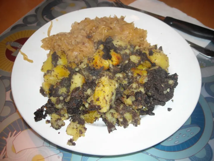 Blunzengröstl mit Sauerkraut oder Krautsalat