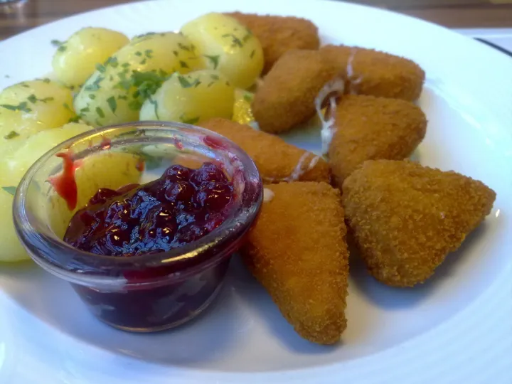 Gebackene Briespitzen mit Petersilienerdäpfel