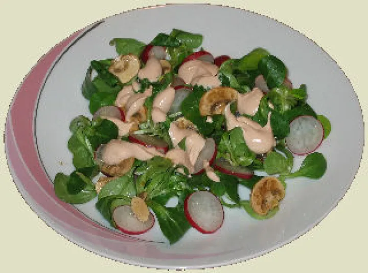 Feldsalat mit Radieschen und Champignons