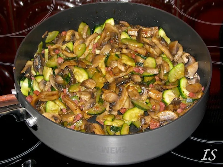 Champignon mit Zucchini und Schinken