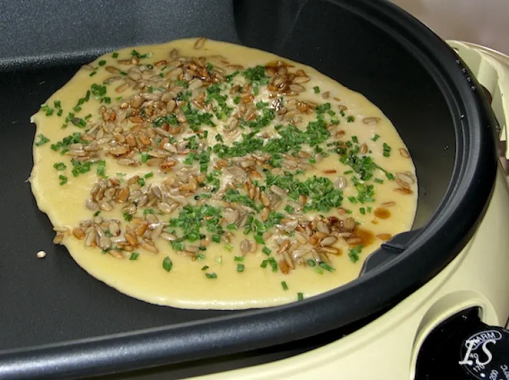 Palatschinken mit Schnittlauch und Sonnenblumenkernen