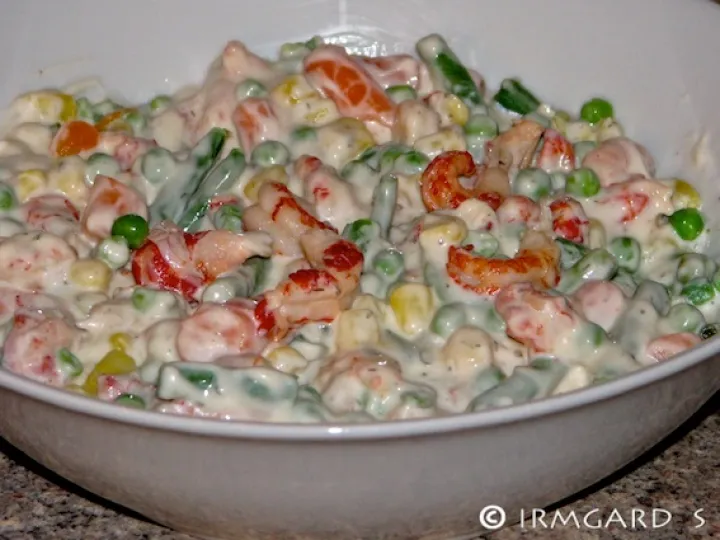 Gemüsesalat mit Flusskrebse