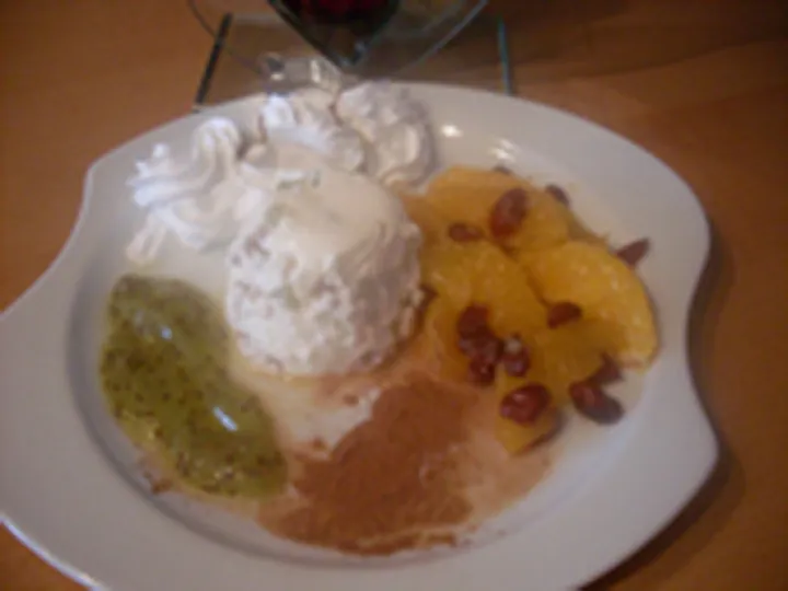 Joghurtmousse mit marinierten Orangenfilets