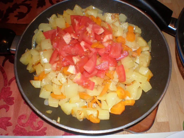 Beilage aus Kartoffeln, Karotten, Paprika und Tomaten