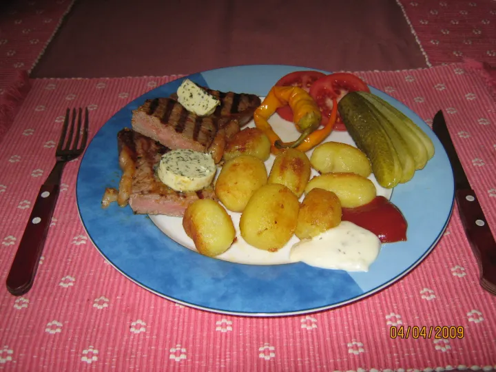 Rumpsteak vom Grill garniert & Braterdäpfeln