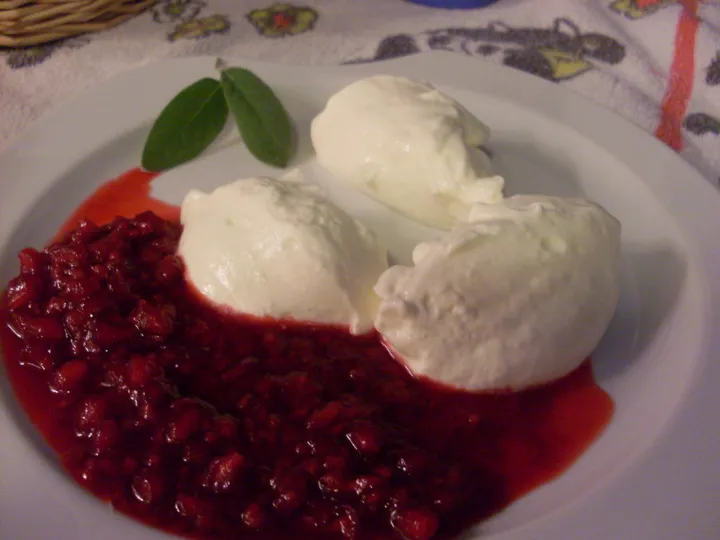 Topfennockerl mit Fruchtsauce