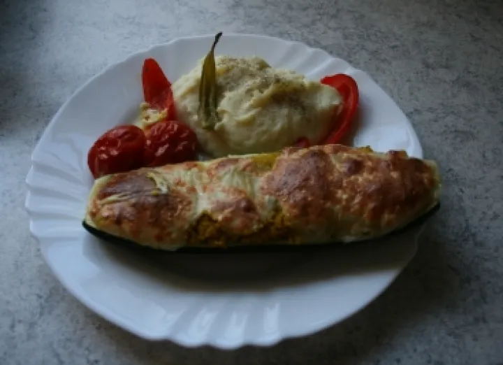 Überbackene Zucchini gefüllt mit Couscous