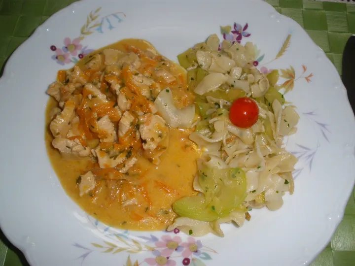 Putengeschnetzeltes an Zucchininudeln