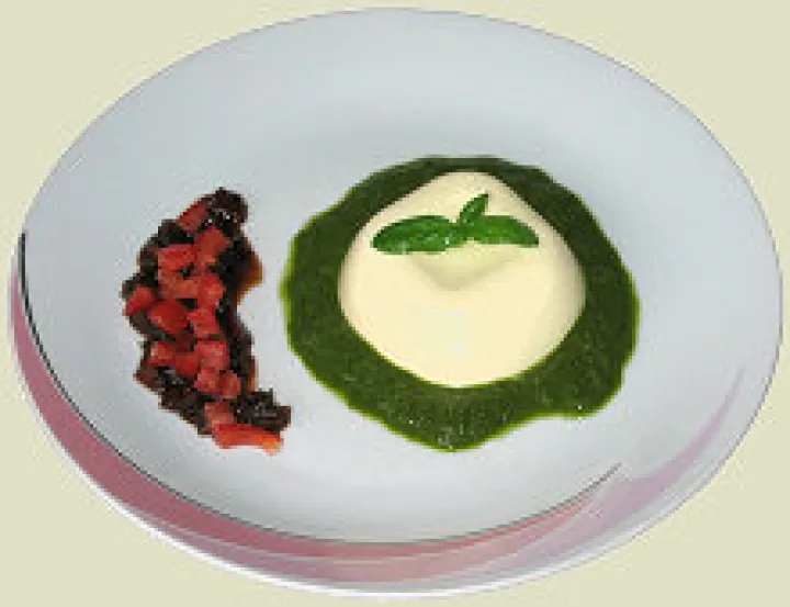 Basilikum-Panna-Cotta mit Tomatenragout