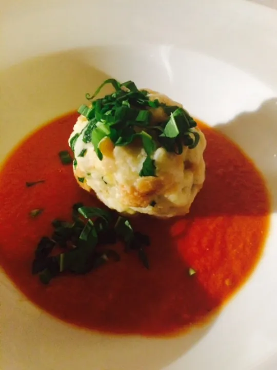 Bärlauch-Käse Knödel auf Tomatenspiegel